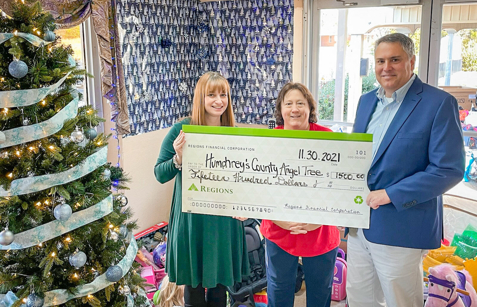 photo of Humphreys County Holiday Assistance Fund check presentation