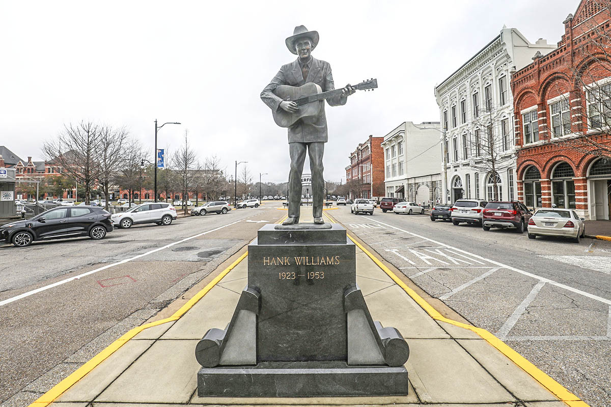 Downtown Montgomery Hank Williams statue front-edit