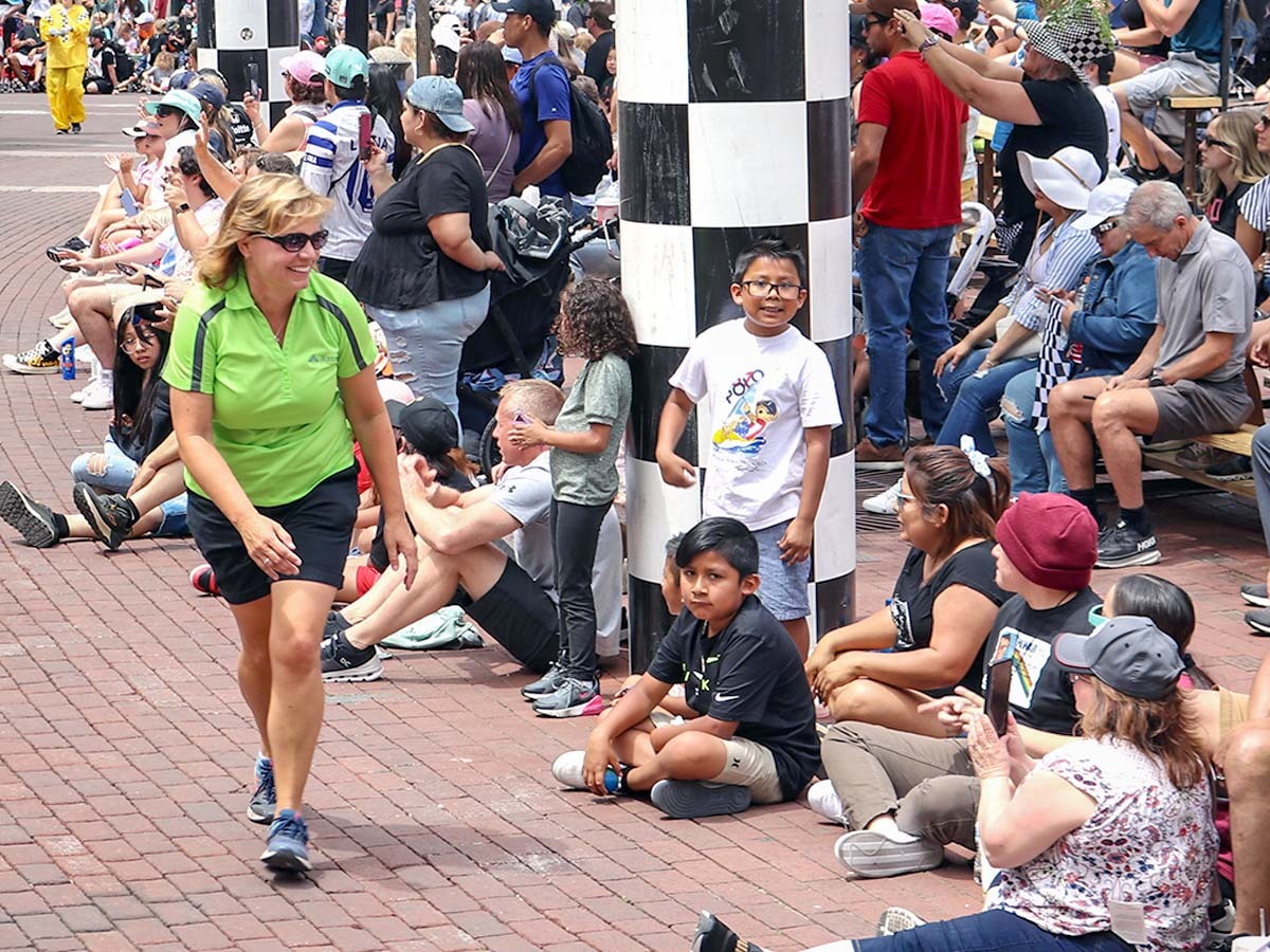 Klus greets fans stationed around Monument Circle.